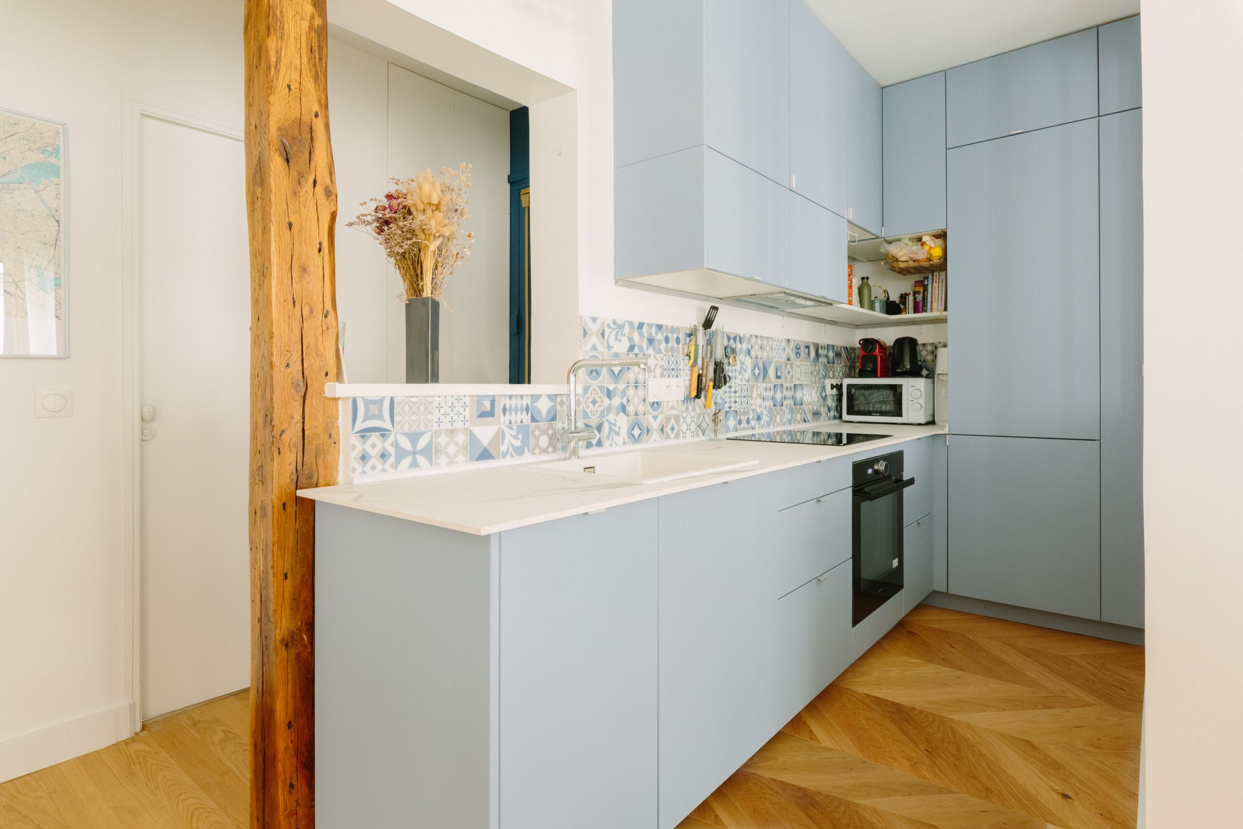 Cuisine sur mesure avec rangements intégrés et plan de travail premium